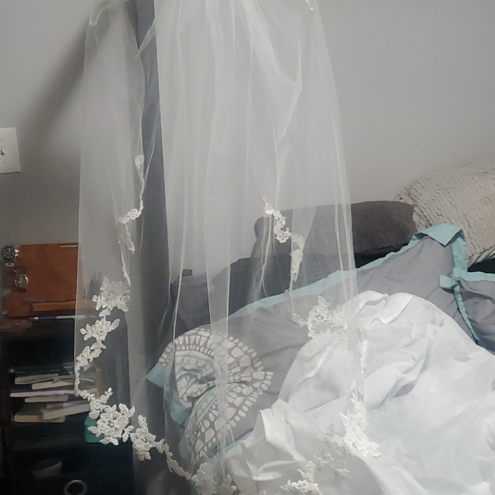 David Bridal: mid-length veil